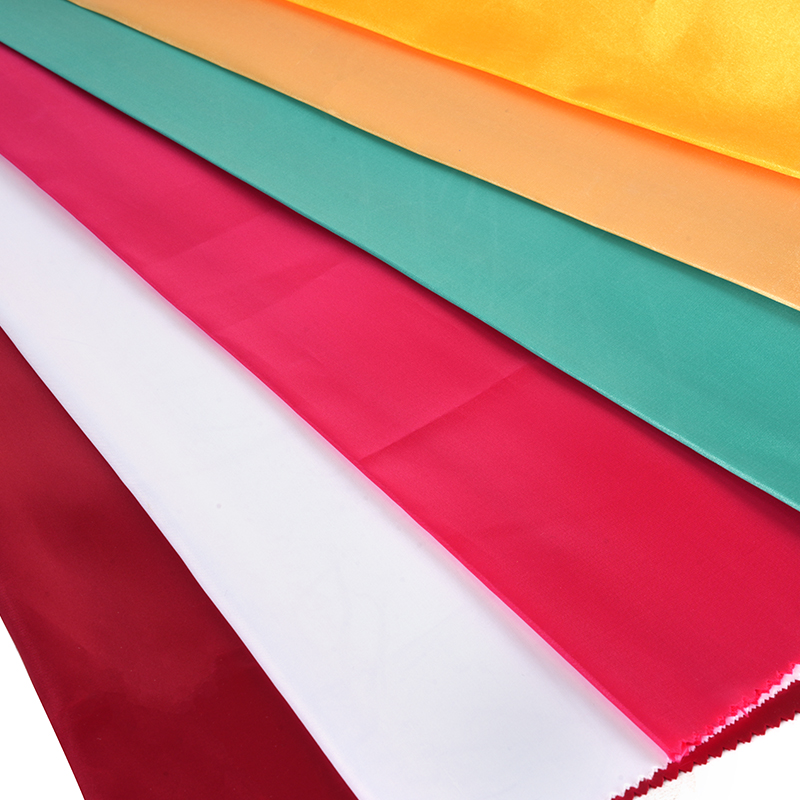 50/75 glanset ikke-vridet sateng + tynn padle på stoffet